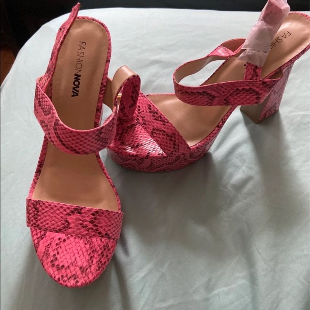 Fashion. Nova heels brand new size 111